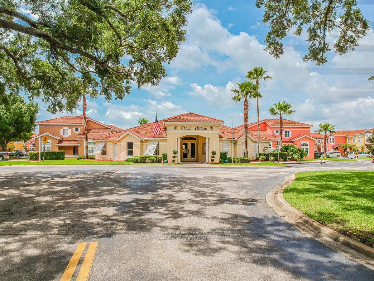 Spacious With Private Pool - No Carpet - Area *