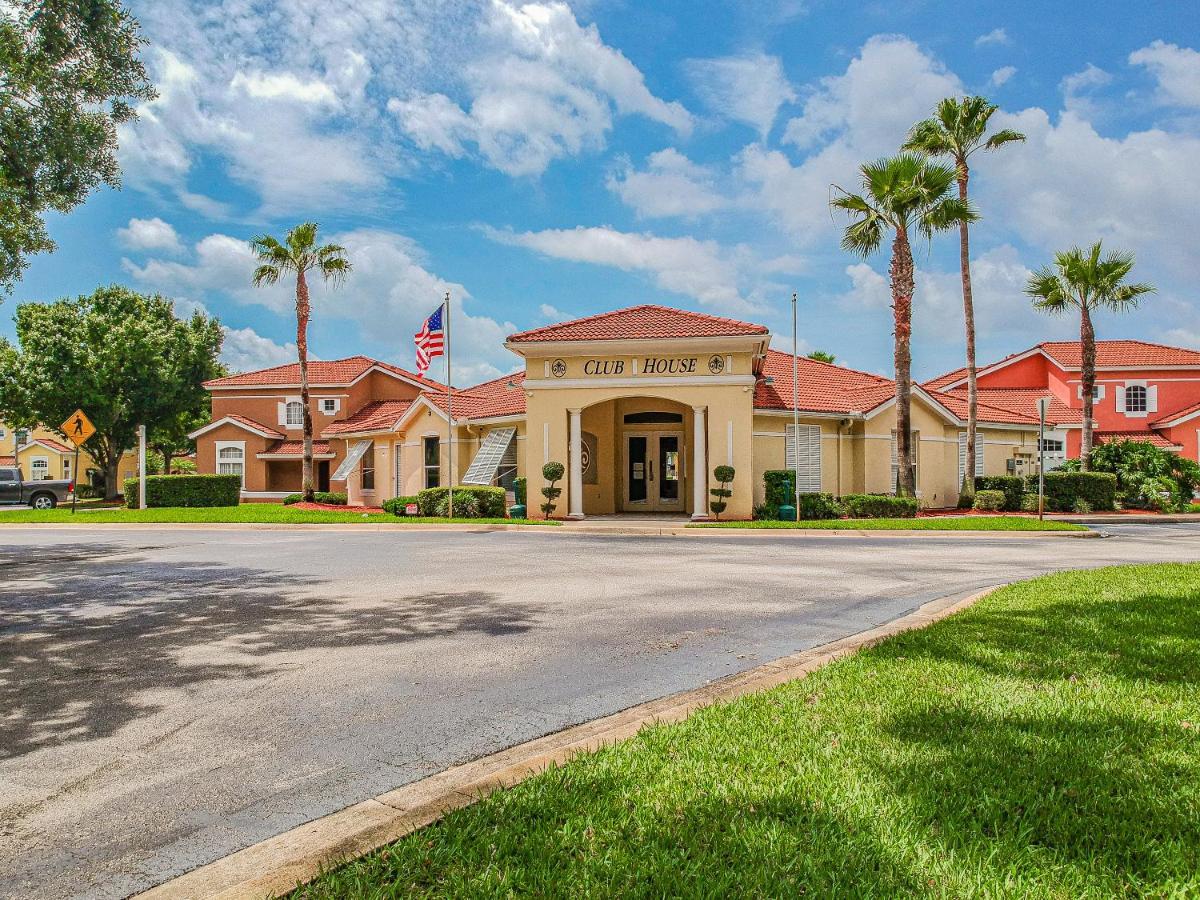 Spacious With Private Pool - No Carpet - Area *