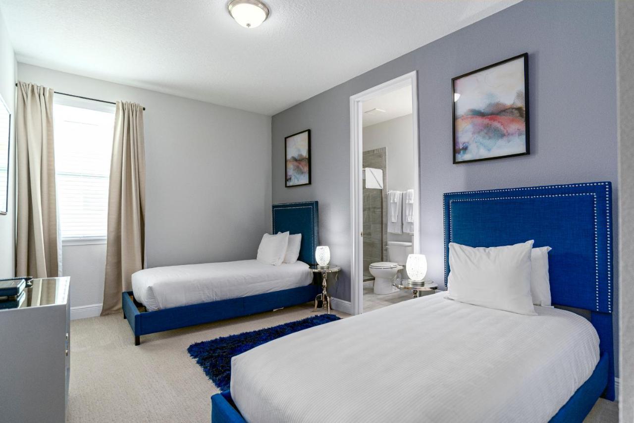 Holiday home Upscale Modern Getaway With Heated Pool/hot Tub, 9 Beds 8.5 Bath Sleeps 18+