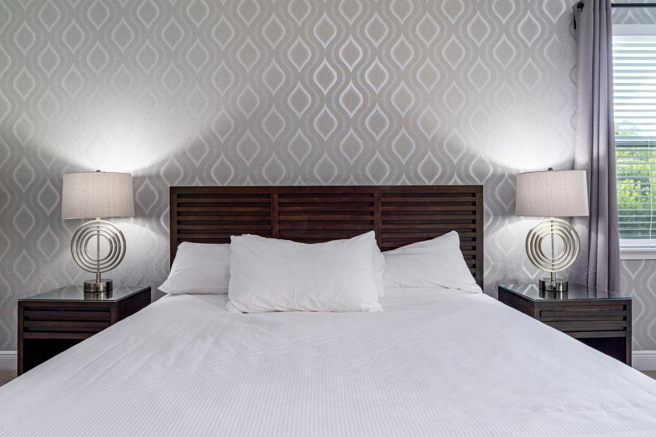 Holiday home Upscale Modern Getaway With Heated Pool/hot Tub, 9 Beds 8.5 Bath Sleeps 18+ *