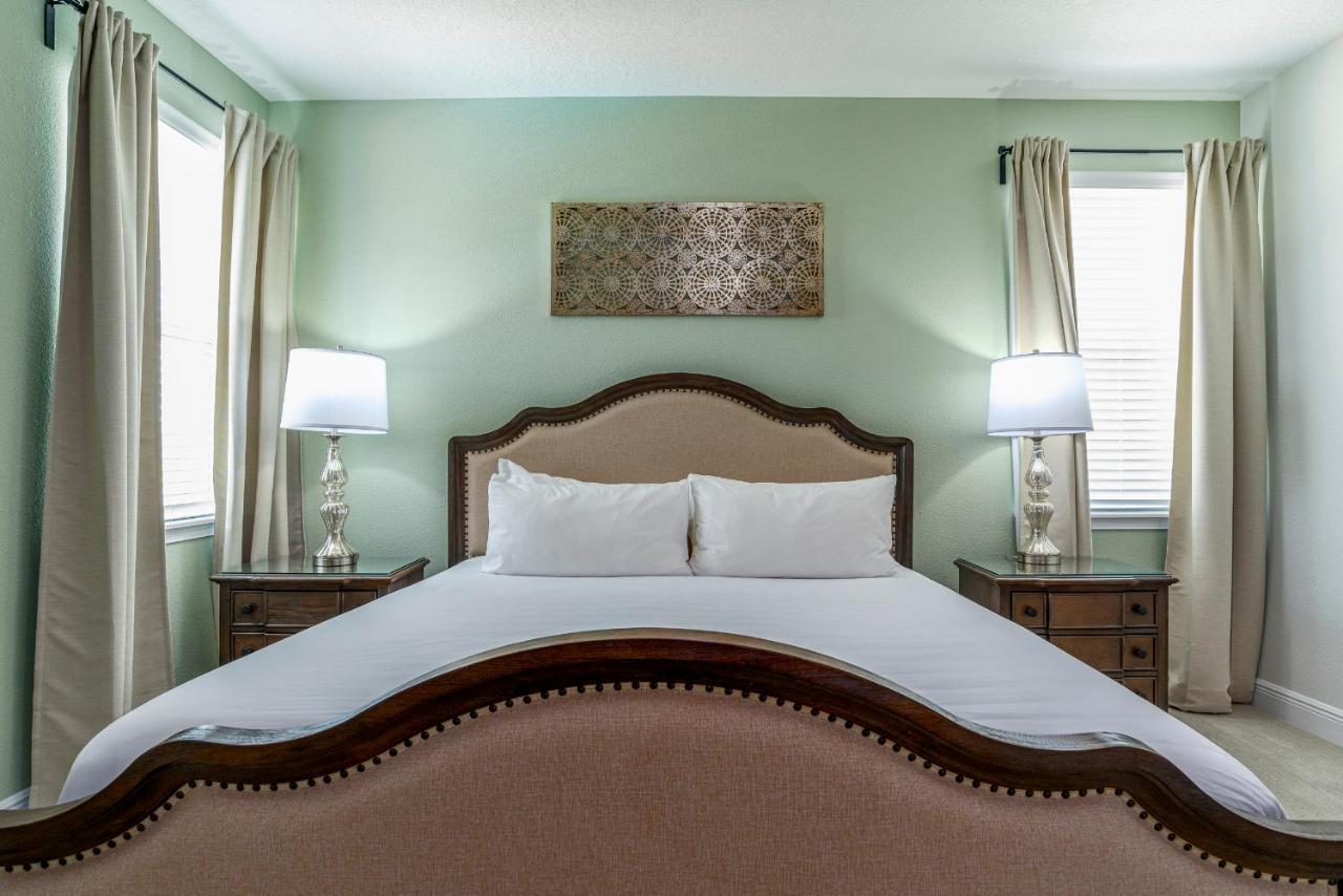 Holiday home Upscale Modern Getaway With Heated Pool/hot Tub, 9 Beds 8.5 Bath Sleeps 18+