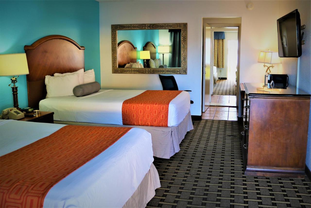 Howard Johnson By Wyndham Lake Front Park Motel