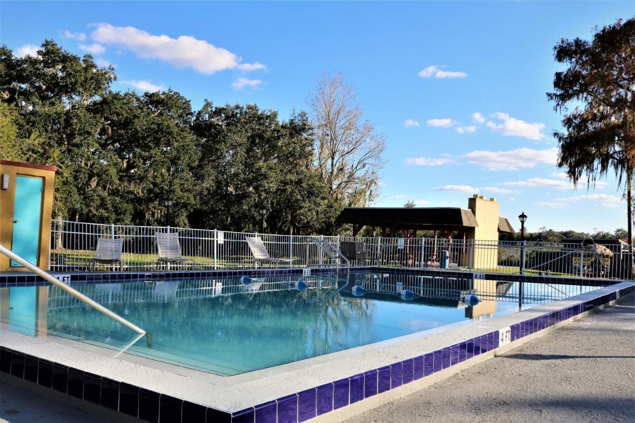 Howard Johnson By Wyndham Lake Front Park