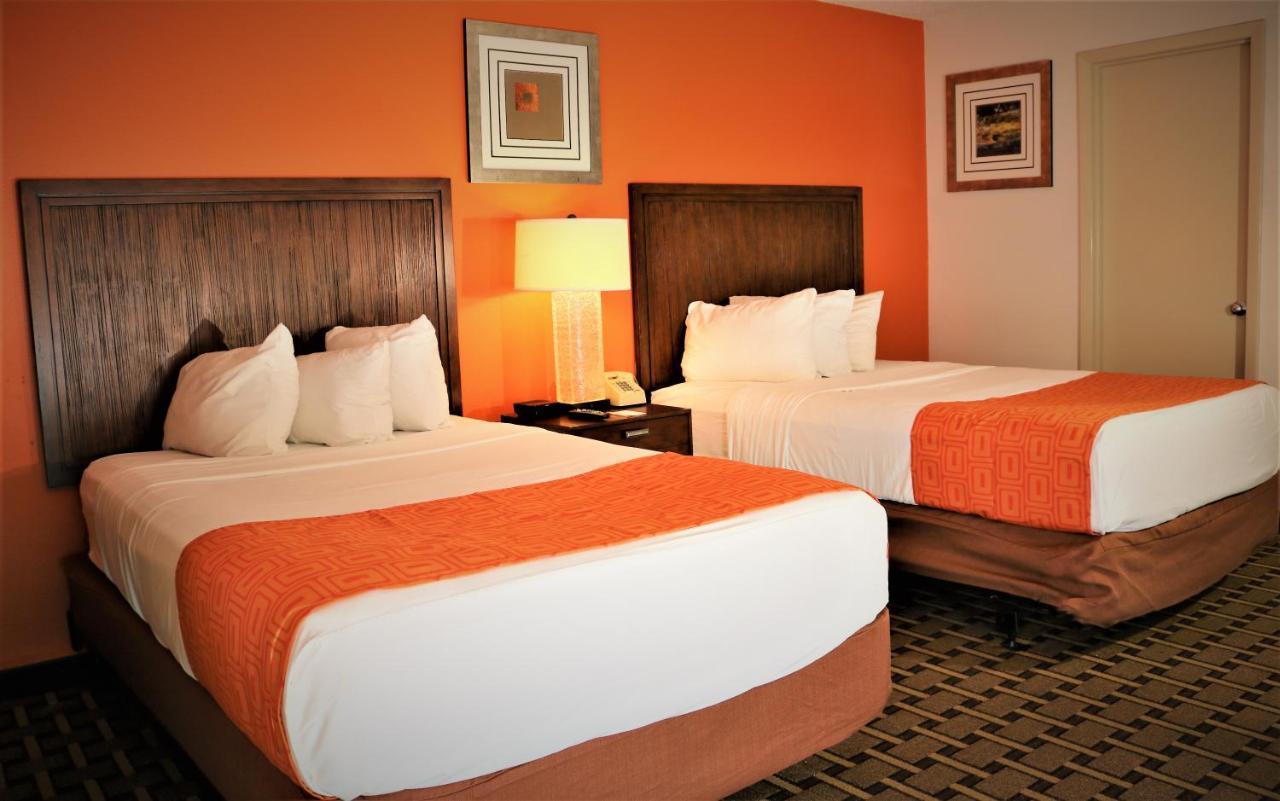 Motel Howard Johnson By Wyndham Lake Front Park 2*
