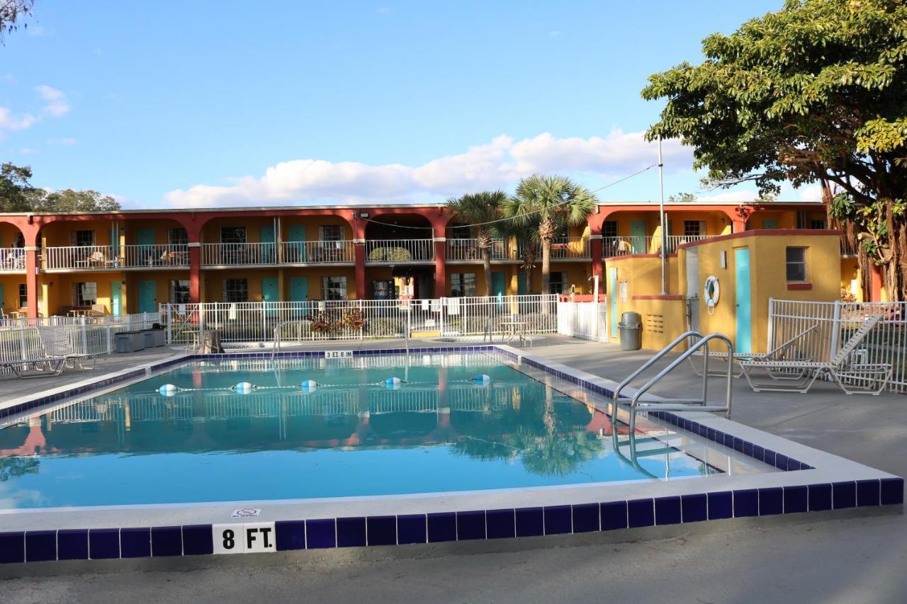 Howard Johnson By Wyndham Lake Front Park Motel