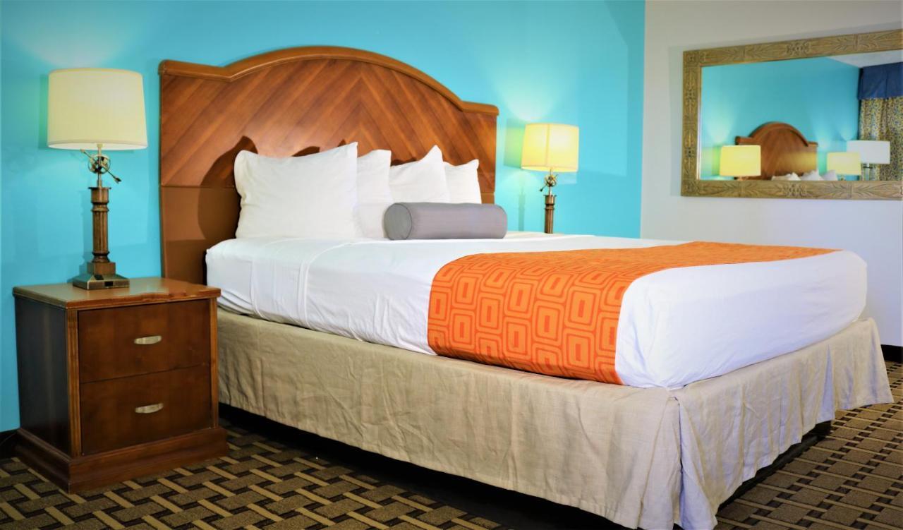 Howard Johnson By Wyndham Lake Front Park