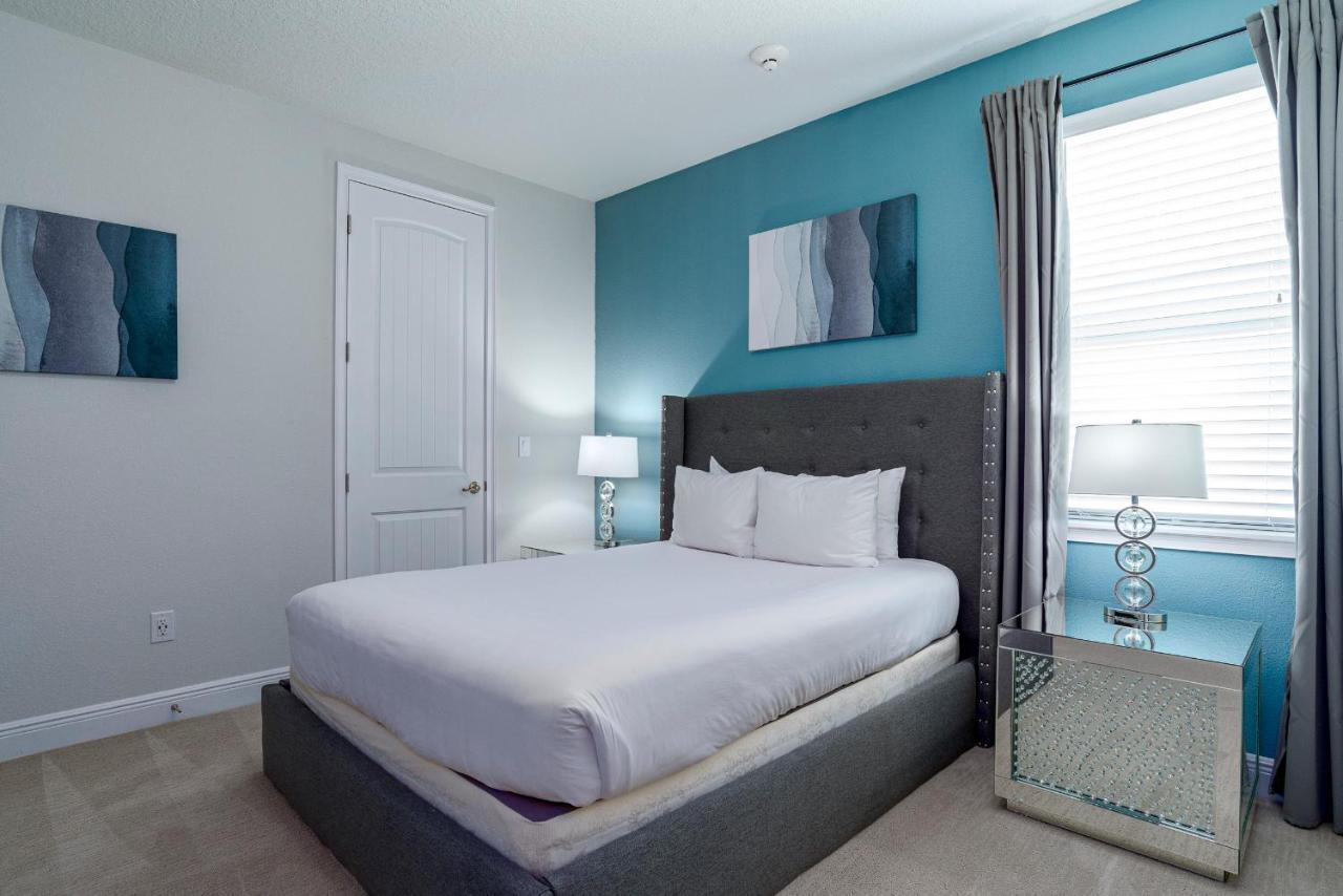 Upscale Modern Getaway With Heated Pool/hot Tub, 9 Beds 8.5 Bath Sleeps 18+ *