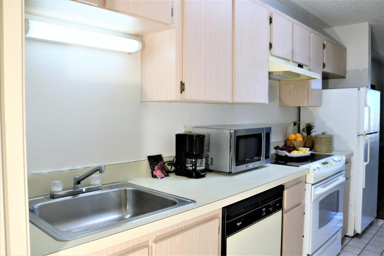 Howard Johnson By Wyndham Lake Front Park Kissimmee