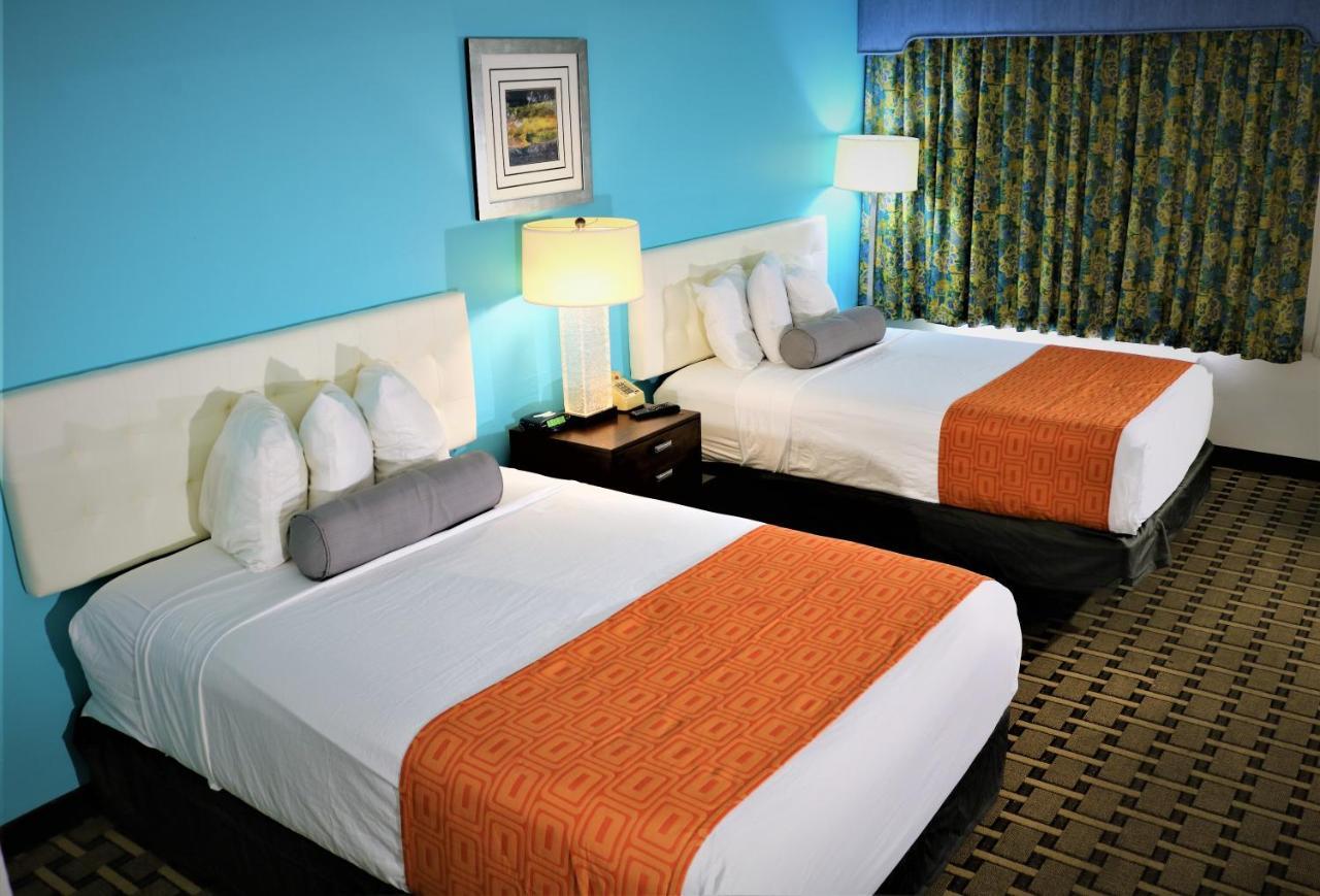 Howard Johnson By Wyndham Lake Front Park