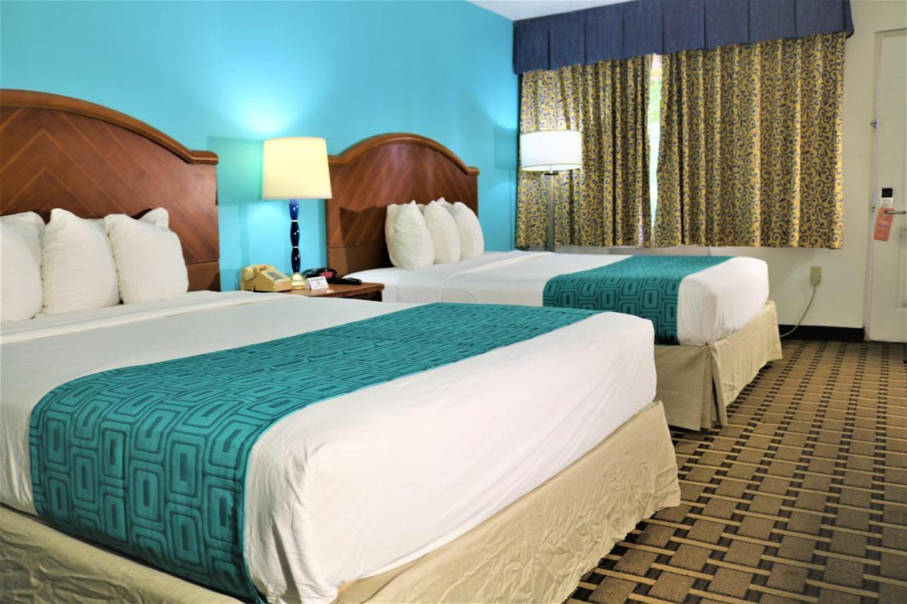 Howard Johnson By Wyndham Lake Front Park