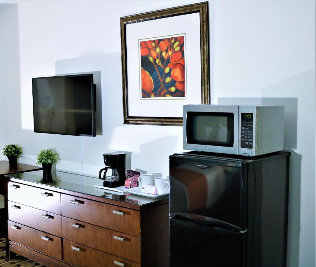 Motel Howard Johnson By Wyndham Lake Front Park 2*