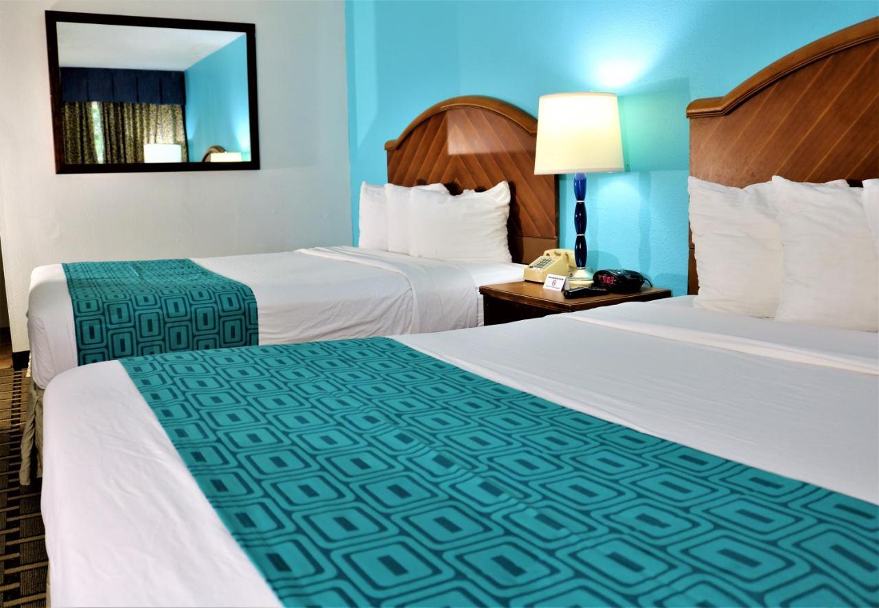 Motel Howard Johnson By Wyndham Lake Front Park 2*