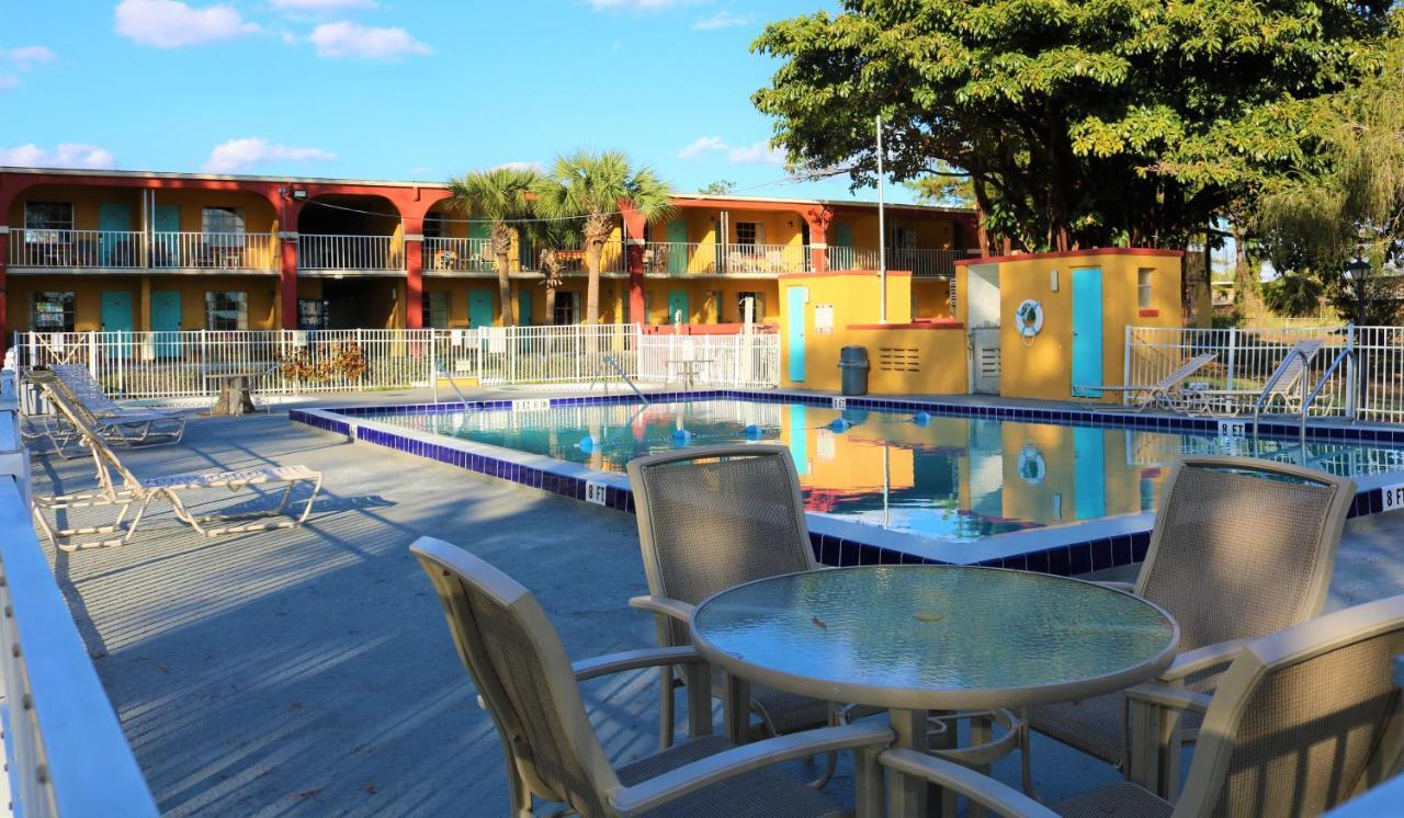 Howard Johnson By Wyndham Lake Front Park Motel Kissimmee