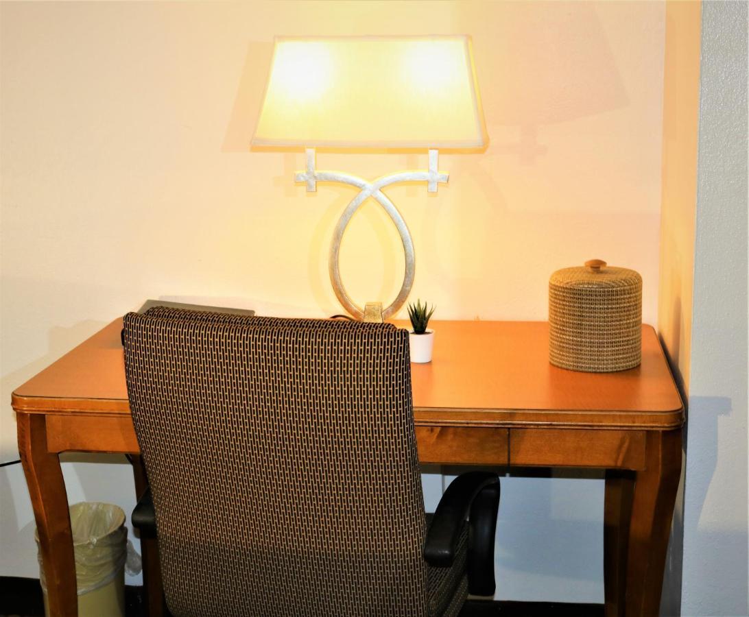 Motel Howard Johnson By Wyndham Lake Front Park 2*