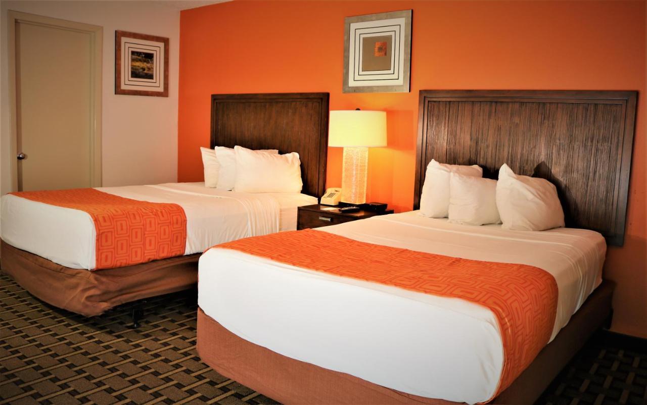 Howard Johnson By Wyndham Lake Front Park