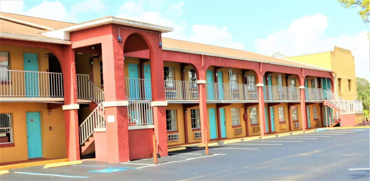 Howard Johnson By Wyndham Lake Front Park Motel
