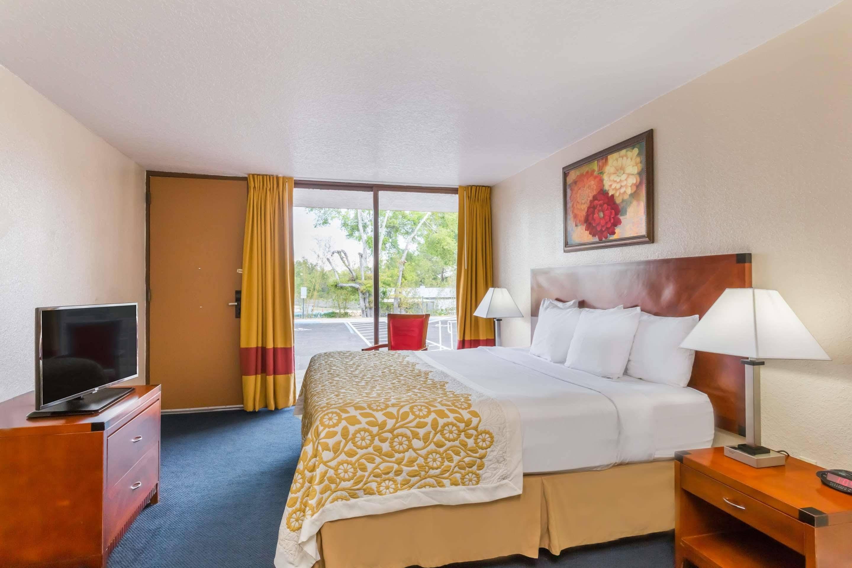 Days & By Wyndham Clermont