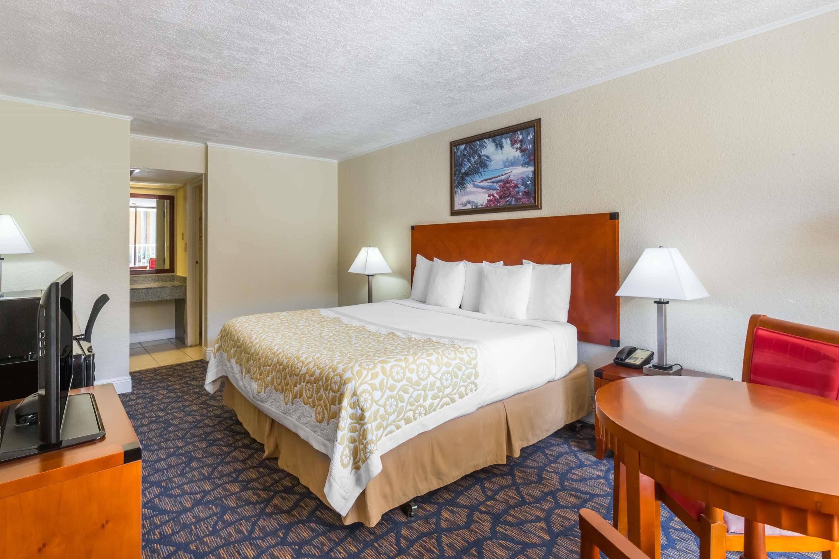 Days & By Wyndham Hotel 2*