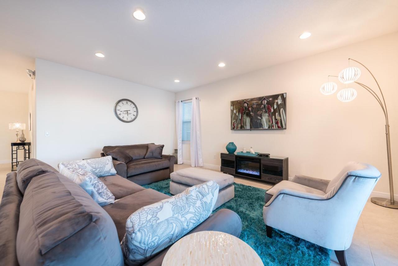 Modern With Private Pool And Jacuzzi Near By Rentyl - 7556m Orlando