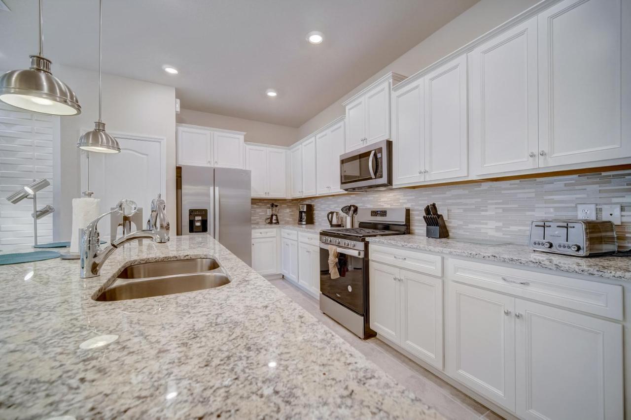 Amazing Vacation Townhome At Solterra - 20min From Holiday home