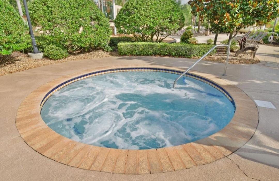 Relaxing Resort, Spacious Pool Near Holiday park *