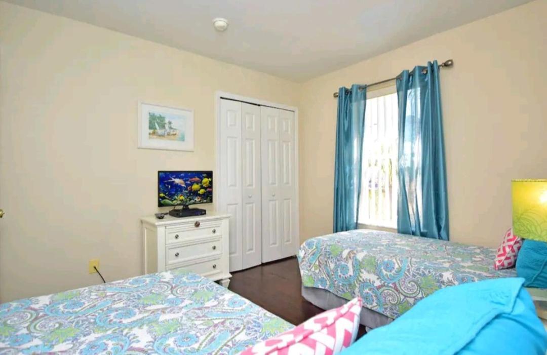 Relaxing Resort, Spacious Pool Near Holiday park *