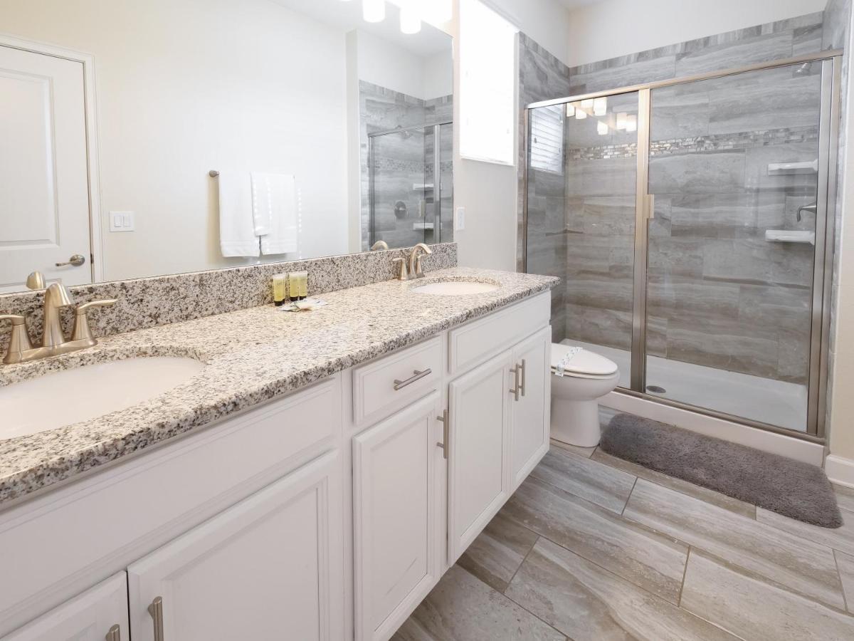 Holiday home 5br 5bath Pvt Bbq Pool 10min 3077ft Kissimmee