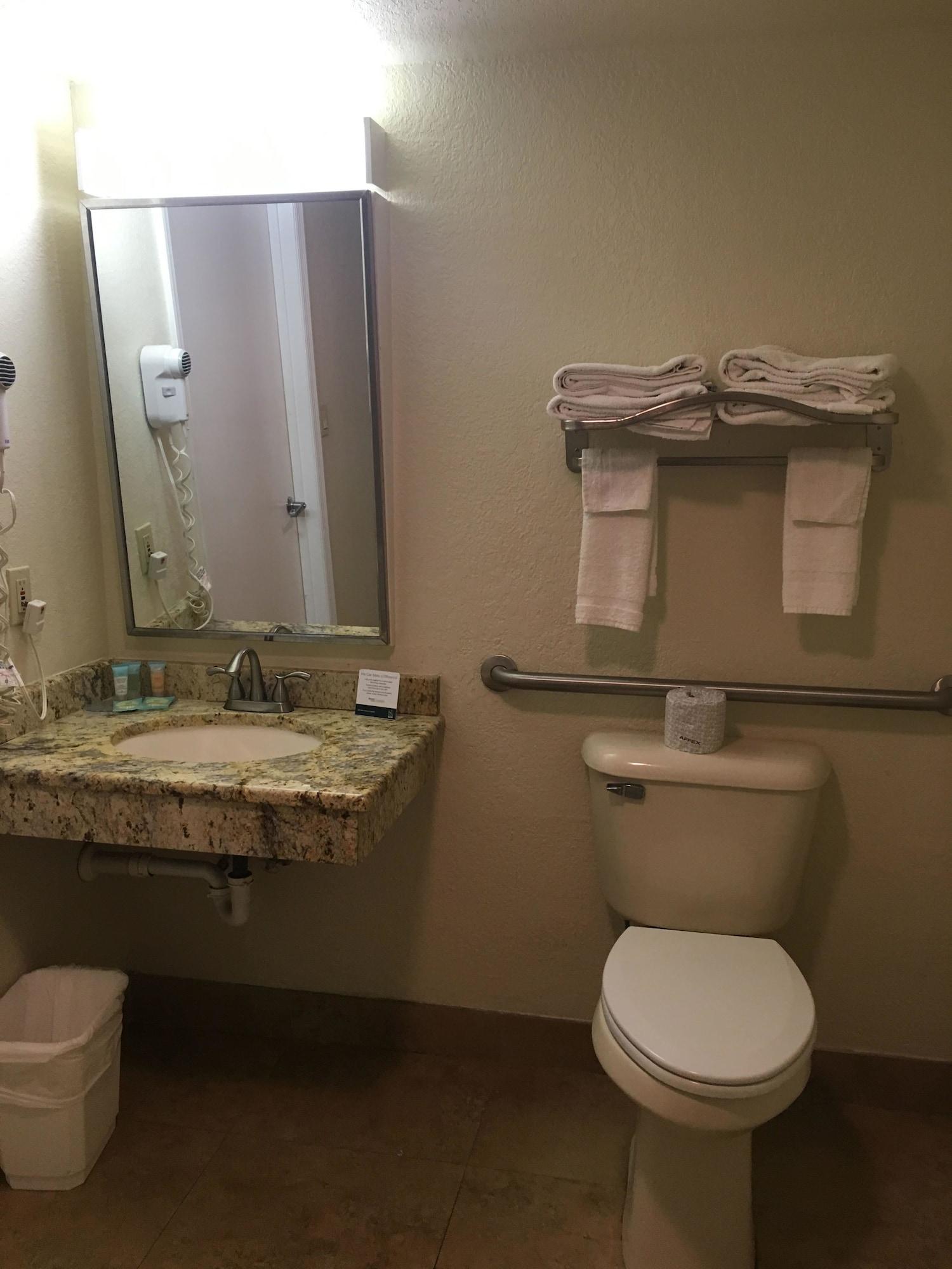 Hotel Quality Clermont West 2*