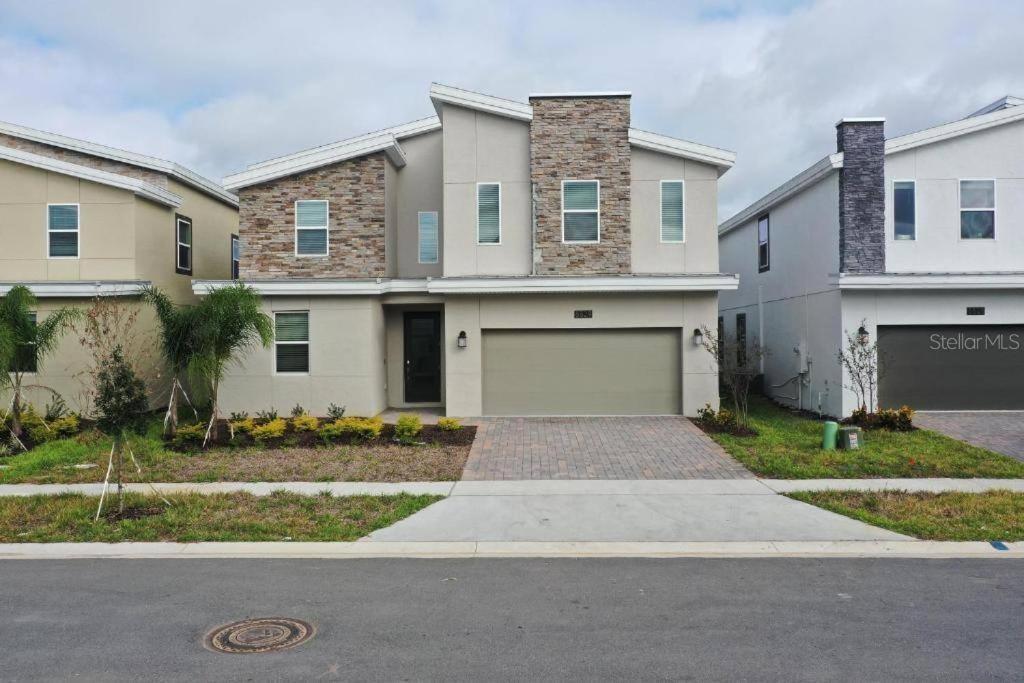 8 Bedrooms 5 Bathrooms And Theater Room, Golf Course View Villa