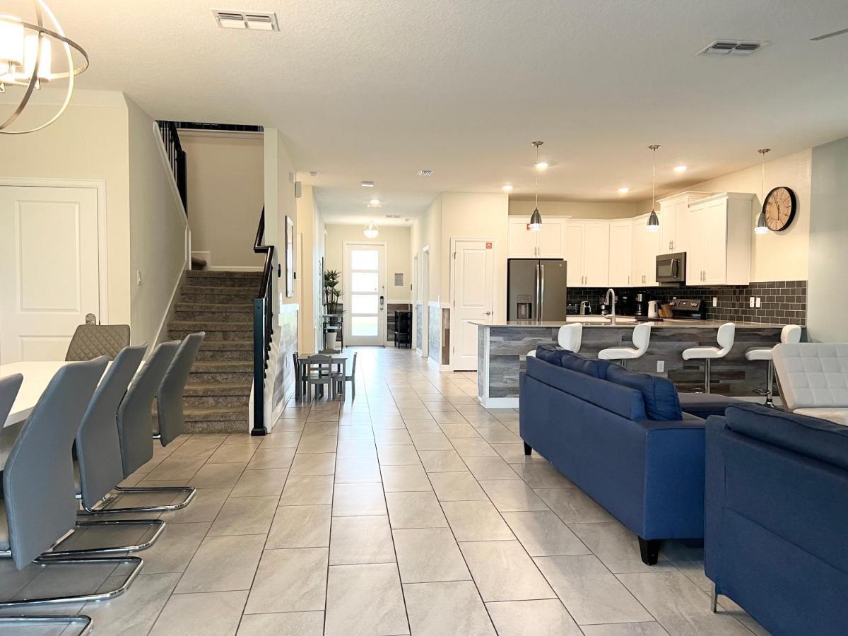 8 Bedrooms 5 Bathrooms And Theater Room, Golf Course View Kissimmee