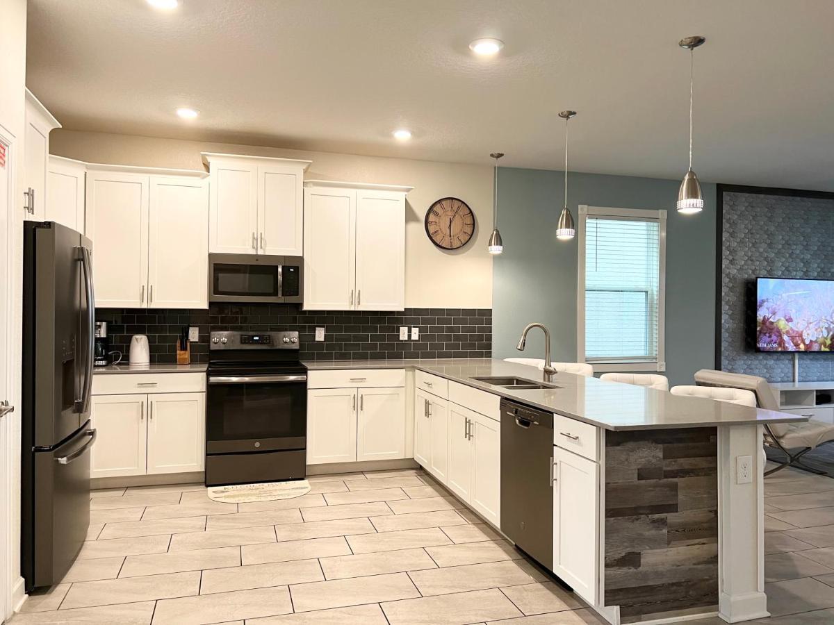 Villa 8 Bedrooms 5 Bathrooms And Theater Room, Golf Course View Kissimmee