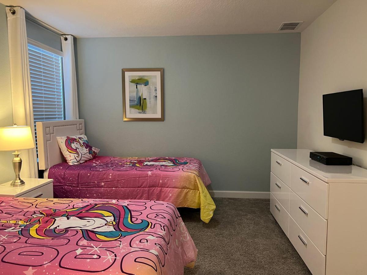 Villa 8 Bedrooms 5 Bathrooms And Theater Room, Golf Course View Kissimmee