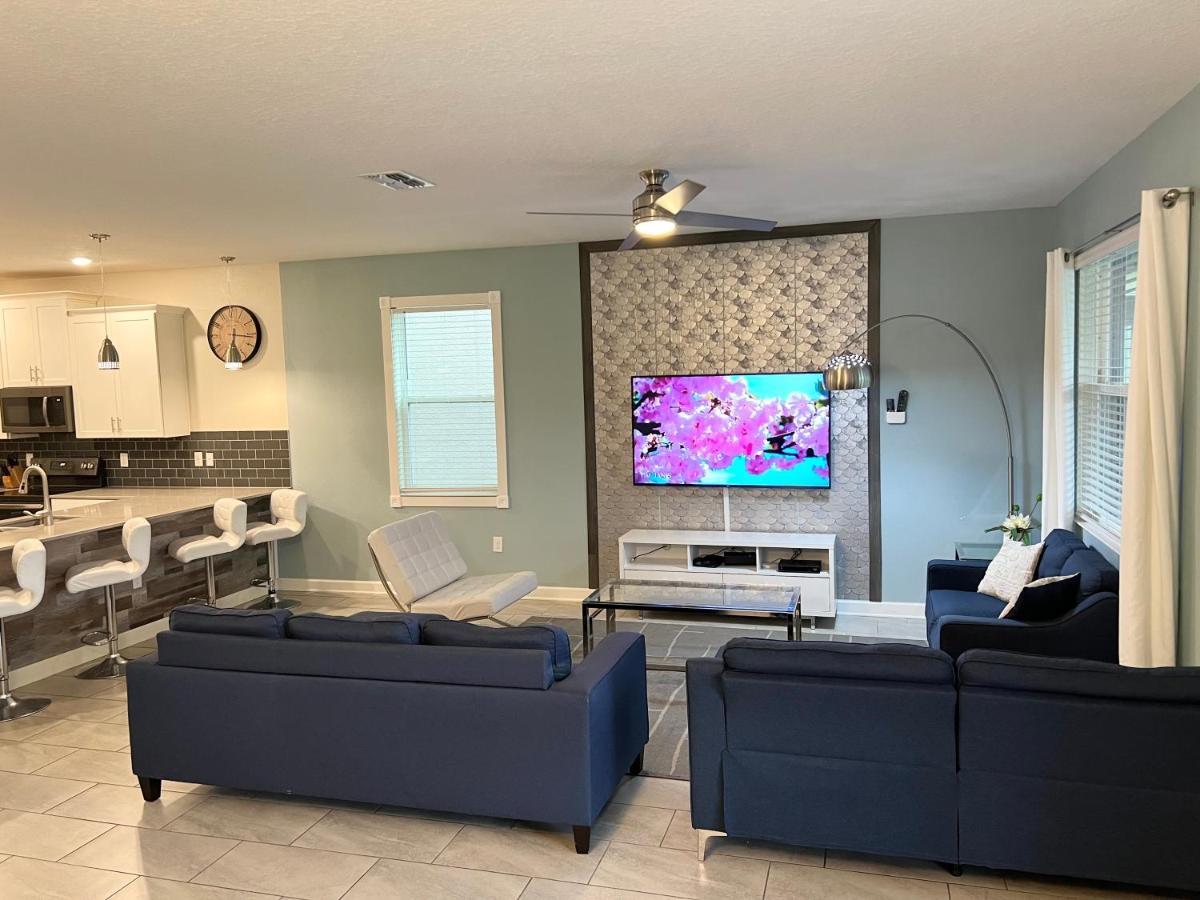 8 Bedrooms 5 Bathrooms And Theater Room, Golf Course View *