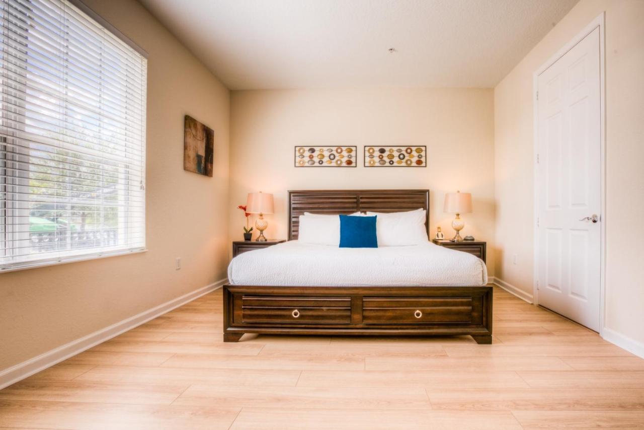 Newly Renovated Lakeview Vista Cay Apartment