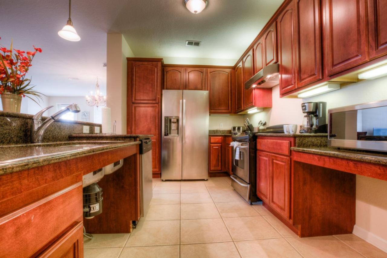 Newly Renovated Lakeview Vista Cay Apartment