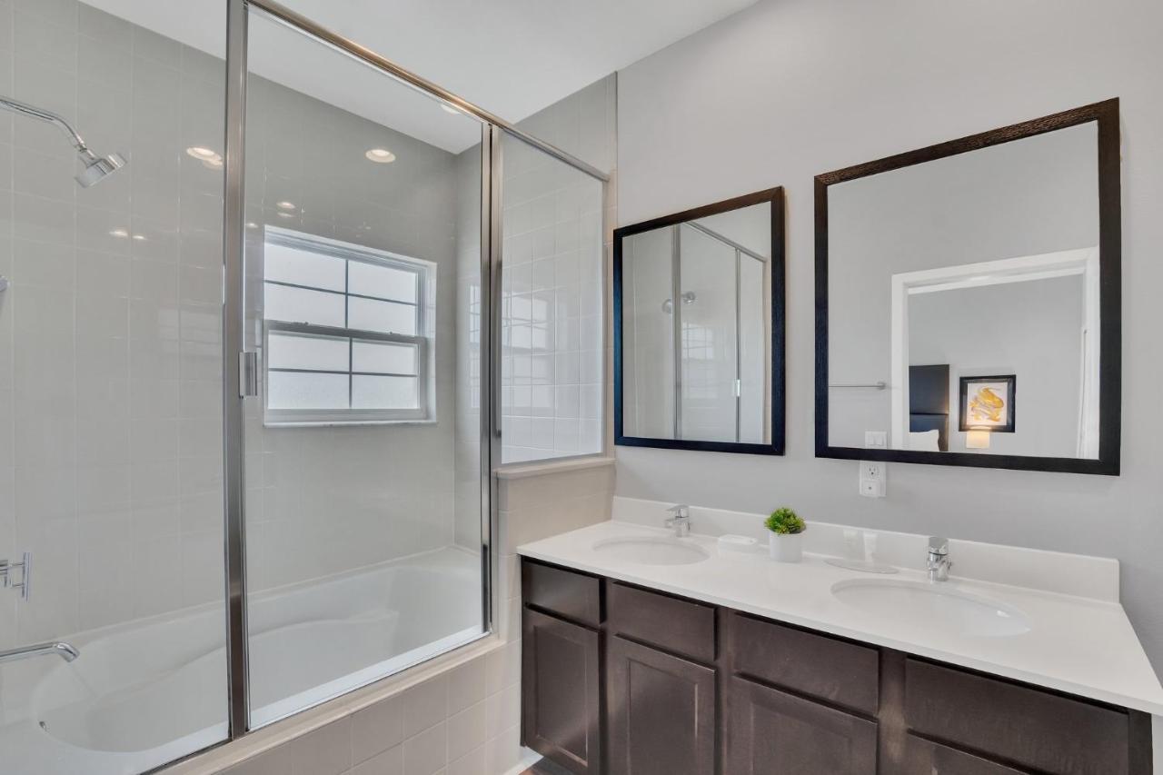 Upscale 2br Lakefront Townhome - Private Hot Tub! Orlando