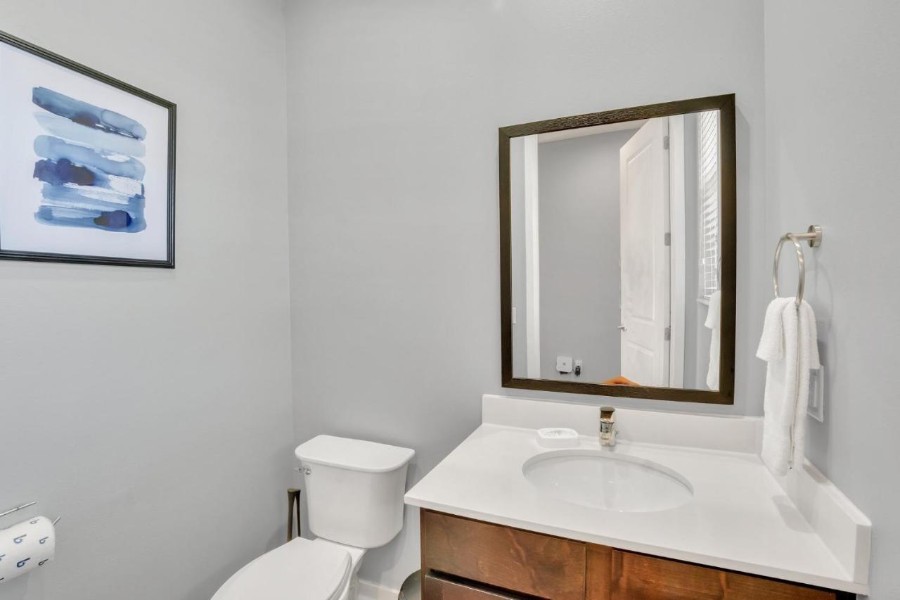 Upscale 2br Lakefront Townhome - Private Hot Tub!