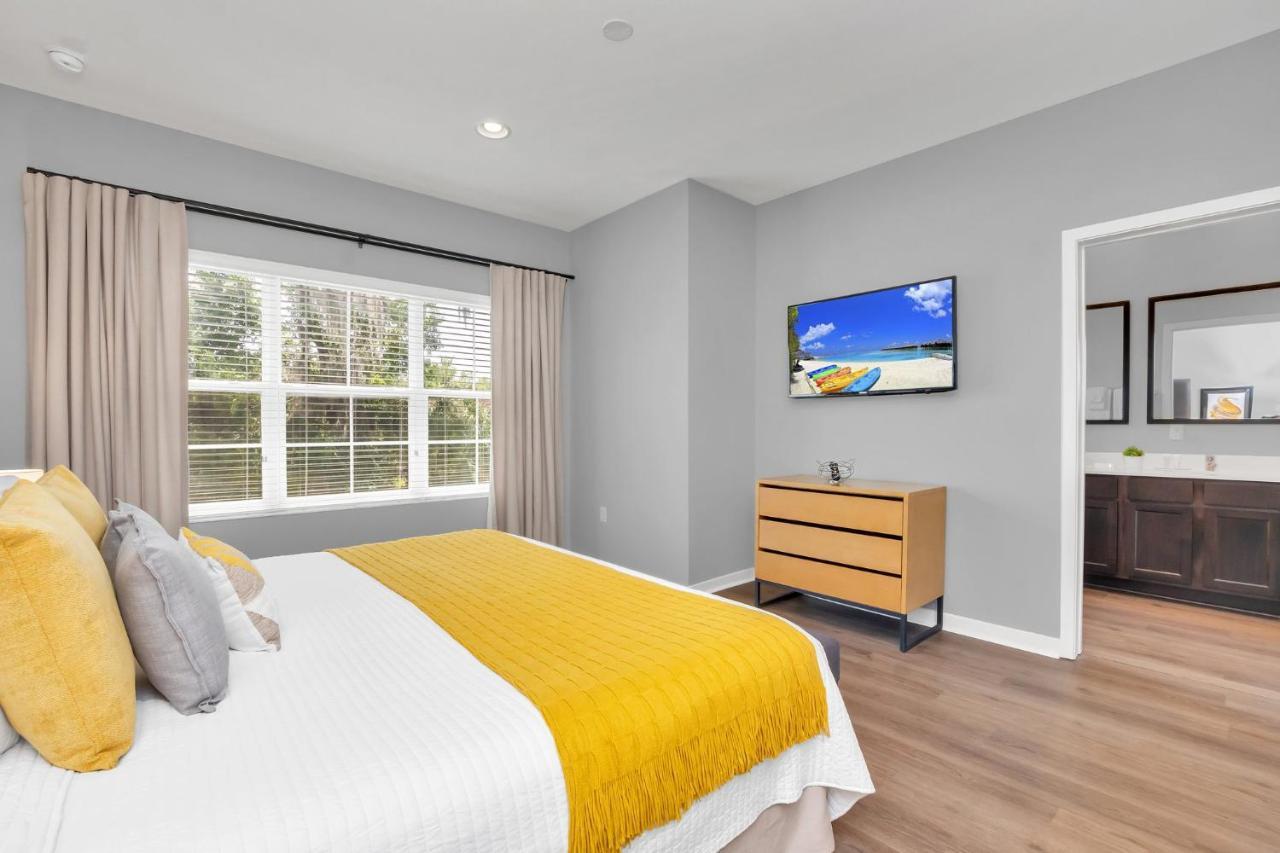 Upscale 2br Lakefront Townhome - Private Hot Tub! Orlando