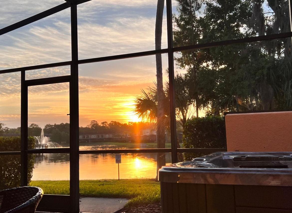 Upscale 2br Lakefront Townhome - Private Hot Tub! Holiday home Orlando