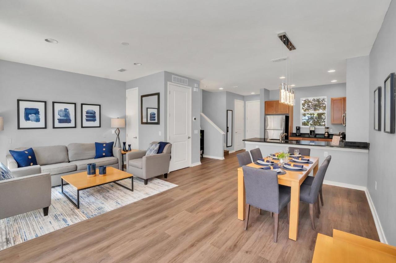 Upscale 2br Lakefront Townhome - Private Hot Tub! * Orlando