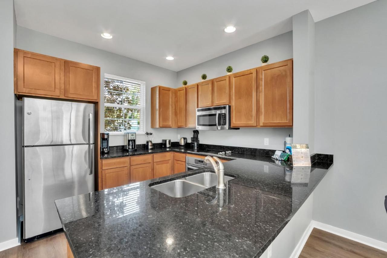 Upscale 2br Lakefront Townhome - Private Hot Tub! Orlando