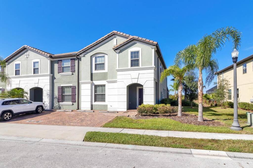 Stunning 5 Bedroom Just Minutes From Disney World! Holiday home Davenport