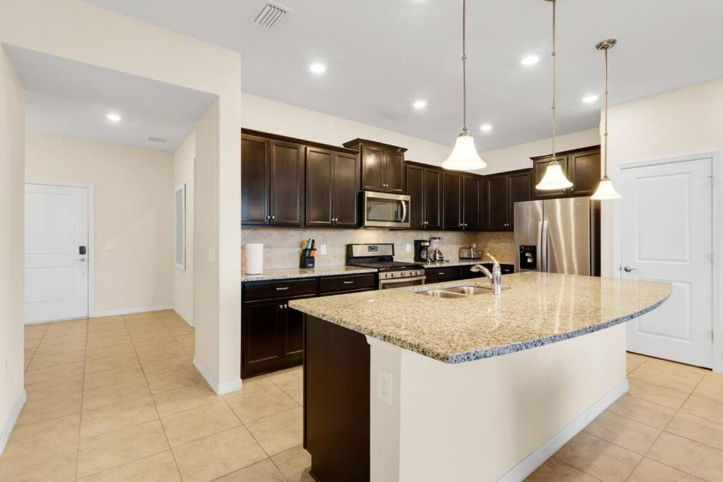 Stunning 5 Bedroom Just Minutes From Disney World! Holiday home *