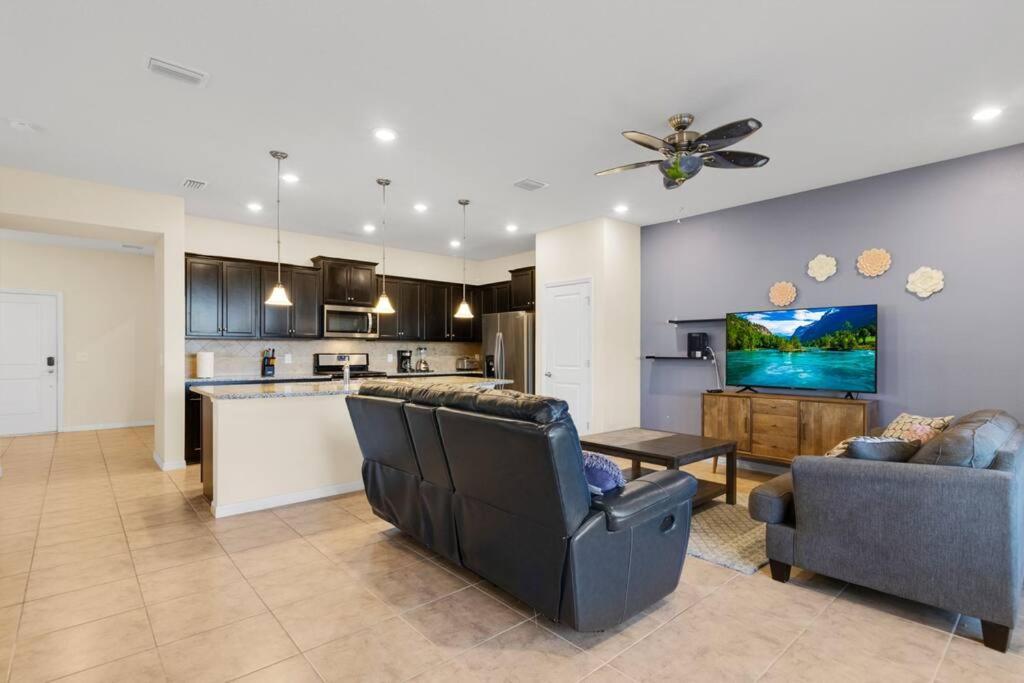 Stunning 5 Bedroom Just Minutes From Disney World! Holiday home Davenport