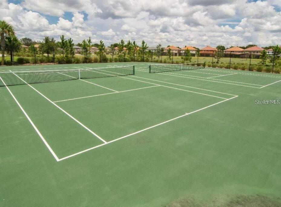 Stunning 5 Bedroom Just Minutes From Disney World! Holiday home