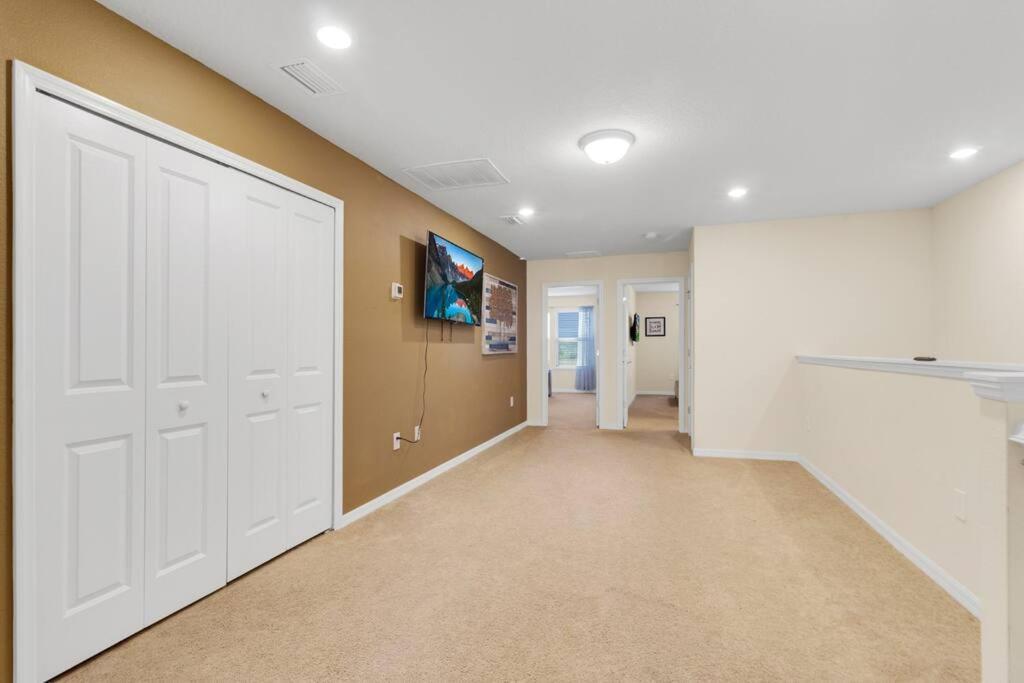 Stunning 5 Bedroom Just Minutes From Disney World! Holiday home *