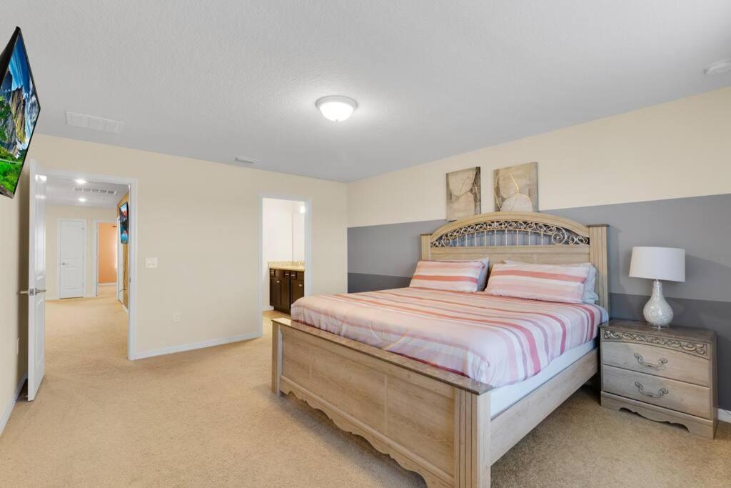 Stunning 5 Bedroom Just Minutes From Disney World! Holiday home Davenport