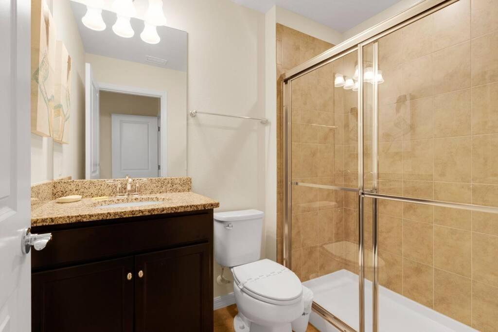 Stunning 5 Bedroom Just Minutes From Disney World! Holiday home