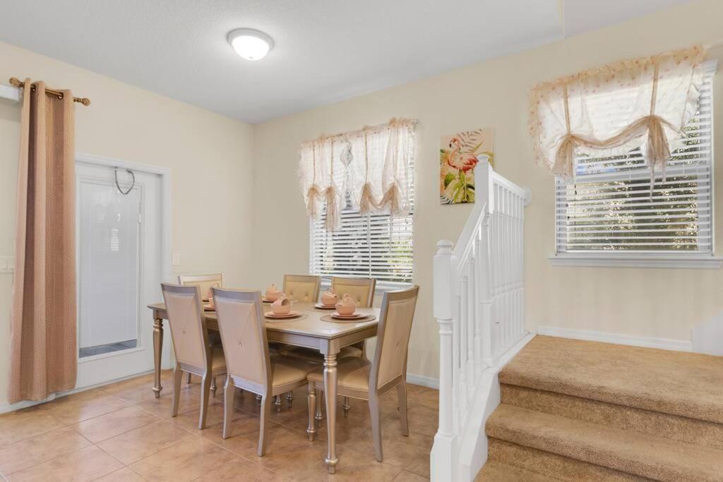Stunning 5 Bedroom Just Minutes From Disney World! Holiday home *