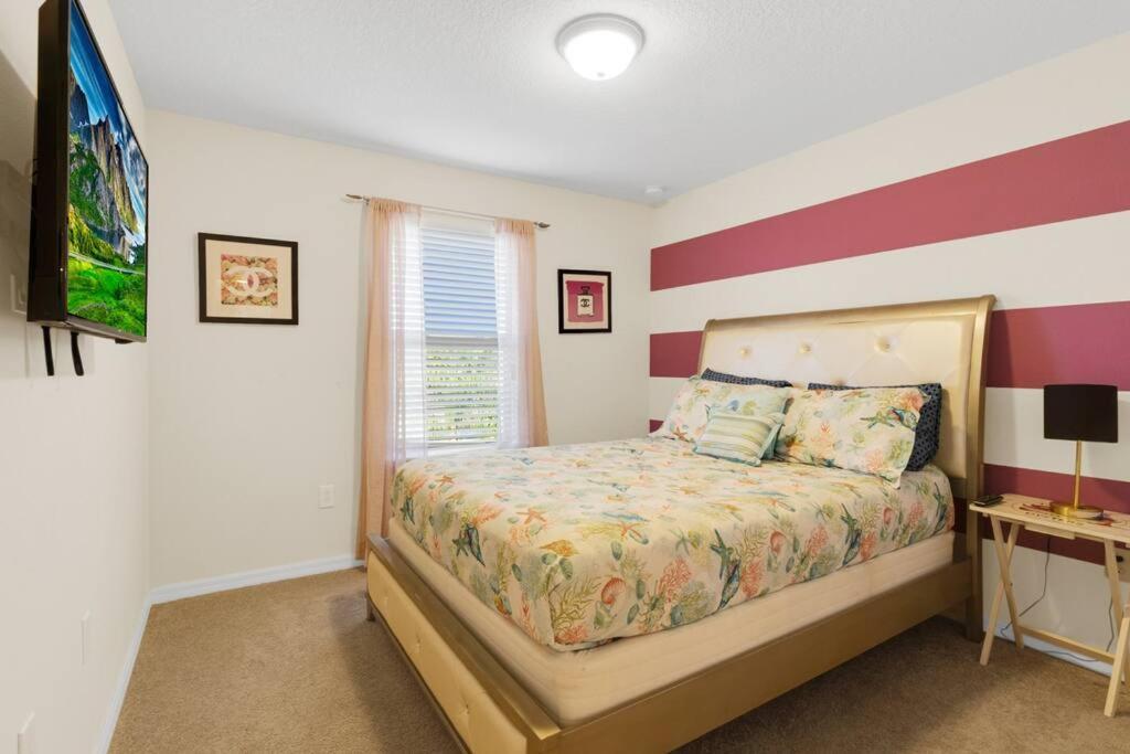 Stunning 5 Bedroom Just Minutes From Disney World! Holiday home